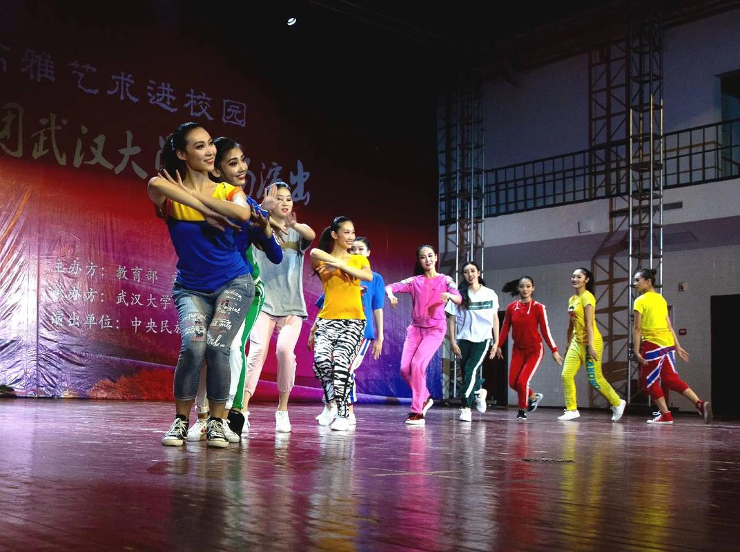 舞動(dòng)青春，傳承文化——中央民族歌舞團(tuán)《青春萬歲》走進(jìn)校園